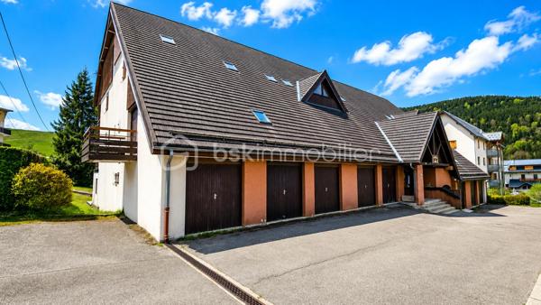 Situé au cœur de la station de Villard-de-Lans,  avenue des Bains, découvrez ce superbe appartement duplex de montagne offrant une vue dégagée exceptionnelle sur les pistes et les montagnes, dans un environnement calme et recherché.

✨ Dès l’entrée, vous serez séduits par son ambiance chaleureuse type chalet, sa luminosité naturelle et son emplacement privilégié à deux pas des pistes de luges, des espaces de loisirs, des terrains de tennis et des départs de promenade.

📐 Surface Loi Carrez : 26,24 m²
📐 Surface utile : 30,80 m²
🛏️ Coin nuit en mezzanine + espace couchages avec 1 lit superposé + 1 lit double 
🌄 Balcon avec vue panoramique sur les montagnes et les pistes
🎿 Casier à ski privatif
🧺 rangement supplémentaire
🚗 Stationnement facile dans une résidence calme et bien entretenue


❤️ Les points forts :
Vue carte postale sur les reliefs du Vercors
Appartement lumineux et cosy
Double vitrage récent et volets roulants 
Chauffage électrique à inertie récent (2024)
Résidence calme idéale résidence secondaire ou investissement locatif 
Accès rapide au centre du village et aux activités été/hiver
Cadre nature exceptionnel

🌞 Été comme hiver, profitez d’un emplacement idéal :

pistes de ski et luges à proximité immédiate,
départs randonnées et VTT,
tennis et activités familiales,
ambiance montagne authentique.

📊 DPE : D Trés bonne note pour la montagne 
💰 Estimation des coûts énergétiques : entre 650 € et 940 € / an
💰 Charge trimestriel : 250 € de immeuble entretien elec chauffage copro ...
💰 Taxe foncière : 708 €

✅ Aucun amiante détecté dans le logement.

🏡 Un bien parfait pour :

résidence secondaire à la montagne,
investissement locatif saisonnier,
pied-à-terre cosy dans le Vercors.

📞 À visiter rapidement — rare sur le secteur avec cette vue et ce calme.