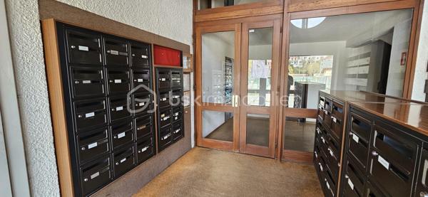 Situé au cœur de la station de Villard-de-Lans,  avenue des Bains, découvrez ce superbe appartement duplex de montagne offrant une vue dégagée exceptionnelle sur les pistes et les montagnes, dans un environnement calme et recherché.

✨ Dès l’entrée, vous serez séduits par son ambiance chaleureuse type chalet, sa luminosité naturelle et son emplacement privilégié à deux pas des pistes de luges, des espaces de loisirs, des terrains de tennis et des départs de promenade.

📐 Surface Loi Carrez : 26,24 m²
📐 Surface utile : 30,80 m²
🛏️ Coin nuit en mezzanine + espace couchages avec 1 lit superposé + 1 lit double 
🌄 Balcon avec vue panoramique sur les montagnes et les pistes
🎿 Casier à ski privatif
🧺 rangement supplémentaire
🚗 Stationnement facile dans une résidence calme et bien entretenue


❤️ Les points forts :
Vue carte postale sur les reliefs du Vercors
Appartement lumineux et cosy
Double vitrage récent et volets roulants 
Chauffage électrique à inertie récent (2024)
Résidence calme idéale résidence secondaire ou investissement locatif 
Accès rapide au centre du village et aux activités été/hiver
Cadre nature exceptionnel

🌞 Été comme hiver, profitez d’un emplacement idéal :

pistes de ski et luges à proximité immédiate,
départs randonnées et VTT,
tennis et activités familiales,
ambiance montagne authentique.

📊 DPE : D Trés bonne note pour la montagne 
💰 Estimation des coûts énergétiques : entre 650 € et 940 € / an
💰 Charge trimestriel : 250 € de immeuble entretien elec chauffage copro ...
💰 Taxe foncière : 708 €

✅ Aucun amiante détecté dans le logement.

🏡 Un bien parfait pour :

résidence secondaire à la montagne,
investissement locatif saisonnier,
pied-à-terre cosy dans le Vercors.

📞 À visiter rapidement — rare sur le secteur avec cette vue et ce calme.