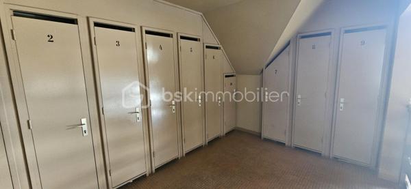 Situé au cœur de la station de Villard-de-Lans,  avenue des Bains, découvrez ce superbe appartement duplex de montagne offrant une vue dégagée exceptionnelle sur les pistes et les montagnes, dans un environnement calme et recherché.

✨ Dès l’entrée, vous serez séduits par son ambiance chaleureuse type chalet, sa luminosité naturelle et son emplacement privilégié à deux pas des pistes de luges, des espaces de loisirs, des terrains de tennis et des départs de promenade.

📐 Surface Loi Carrez : 26,24 m²
📐 Surface utile : 30,80 m²
🛏️ Coin nuit en mezzanine + espace couchages avec 1 lit superposé + 1 lit double 
🌄 Balcon avec vue panoramique sur les montagnes et les pistes
🎿 Casier à ski privatif
🧺 rangement supplémentaire
🚗 Stationnement facile dans une résidence calme et bien entretenue


❤️ Les points forts :
Vue carte postale sur les reliefs du Vercors
Appartement lumineux et cosy
Double vitrage récent et volets roulants 
Chauffage électrique à inertie récent (2024)
Résidence calme idéale résidence secondaire ou investissement locatif 
Accès rapide au centre du village et aux activités été/hiver
Cadre nature exceptionnel

🌞 Été comme hiver, profitez d’un emplacement idéal :

pistes de ski et luges à proximité immédiate,
départs randonnées et VTT,
tennis et activités familiales,
ambiance montagne authentique.

📊 DPE : D Trés bonne note pour la montagne 
💰 Estimation des coûts énergétiques : entre 650 € et 940 € / an
💰 Charge trimestriel : 250 € de immeuble entretien elec chauffage copro ...
💰 Taxe foncière : 708 €

✅ Aucun amiante détecté dans le logement.

🏡 Un bien parfait pour :

résidence secondaire à la montagne,
investissement locatif saisonnier,
pied-à-terre cosy dans le Vercors.

📞 À visiter rapidement — rare sur le secteur avec cette vue et ce calme.