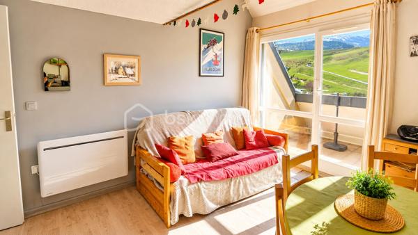 Situé au cœur de la station de Villard-de-Lans,  avenue des Bains, découvrez ce superbe appartement duplex de montagne offrant une vue dégagée exceptionnelle sur les pistes et les montagnes, dans un environnement calme et recherché.

✨ Dès l’entrée, vous serez séduits par son ambiance chaleureuse type chalet, sa luminosité naturelle et son emplacement privilégié à deux pas des pistes de luges, des espaces de loisirs, des terrains de tennis et des départs de promenade.

📐 Surface Loi Carrez : 26,24 m²
📐 Surface utile : 30,80 m²
🛏️ Coin nuit en mezzanine + espace couchages avec 1 lit superposé + 1 lit double 
🌄 Balcon avec vue panoramique sur les montagnes et les pistes
🎿 Casier à ski privatif
🧺 rangement supplémentaire
🚗 Stationnement facile dans une résidence calme et bien entretenue


❤️ Les points forts :
Vue carte postale sur les reliefs du Vercors
Appartement lumineux et cosy
Double vitrage récent et volets roulants 
Chauffage électrique à inertie récent (2024)
Résidence calme idéale résidence secondaire ou investissement locatif 
Accès rapide au centre du village et aux activités été/hiver
Cadre nature exceptionnel

🌞 Été comme hiver, profitez d’un emplacement idéal :

pistes de ski et luges à proximité immédiate,
départs randonnées et VTT,
tennis et activités familiales,
ambiance montagne authentique.

📊 DPE : D Trés bonne note pour la montagne 
💰 Estimation des coûts énergétiques : entre 650 € et 940 € / an
💰 Charge trimestriel : 250 € de immeuble entretien elec chauffage copro ...
💰 Taxe foncière : 708 €

✅ Aucun amiante détecté dans le logement.

🏡 Un bien parfait pour :

résidence secondaire à la montagne,
investissement locatif saisonnier,
pied-à-terre cosy dans le Vercors.

📞 À visiter rapidement — rare sur le secteur avec cette vue et ce calme.