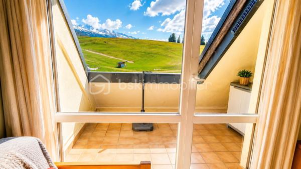 Situé au cœur de la station de Villard-de-Lans,  avenue des Bains, découvrez ce superbe appartement duplex de montagne offrant une vue dégagée exceptionnelle sur les pistes et les montagnes, dans un environnement calme et recherché.

✨ Dès l’entrée, vous serez séduits par son ambiance chaleureuse type chalet, sa luminosité naturelle et son emplacement privilégié à deux pas des pistes de luges, des espaces de loisirs, des terrains de tennis et des départs de promenade.

📐 Surface Loi Carrez : 26,24 m²
📐 Surface utile : 30,80 m²
🛏️ Coin nuit en mezzanine + espace couchages avec 1 lit superposé + 1 lit double 
🌄 Balcon avec vue panoramique sur les montagnes et les pistes
🎿 Casier à ski privatif
🧺 rangement supplémentaire
🚗 Stationnement facile dans une résidence calme et bien entretenue


❤️ Les points forts :
Vue carte postale sur les reliefs du Vercors
Appartement lumineux et cosy
Double vitrage récent et volets roulants 
Chauffage électrique à inertie récent (2024)
Résidence calme idéale résidence secondaire ou investissement locatif 
Accès rapide au centre du village et aux activités été/hiver
Cadre nature exceptionnel

🌞 Été comme hiver, profitez d’un emplacement idéal :

pistes de ski et luges à proximité immédiate,
départs randonnées et VTT,
tennis et activités familiales,
ambiance montagne authentique.

📊 DPE : D Trés bonne note pour la montagne 
💰 Estimation des coûts énergétiques : entre 650 € et 940 € / an
💰 Charge trimestriel : 250 € de immeuble entretien elec chauffage copro ...
💰 Taxe foncière : 708 €

✅ Aucun amiante détecté dans le logement.

🏡 Un bien parfait pour :

résidence secondaire à la montagne,
investissement locatif saisonnier,
pied-à-terre cosy dans le Vercors.

📞 À visiter rapidement — rare sur le secteur avec cette vue et ce calme.