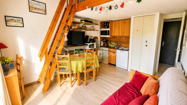 Situé au cœur de la station de Villard-de-Lans,  avenue des Bains, découvrez ce superbe appartement duplex de montagne offrant une vue dégagée exceptionnelle sur les pistes et les montagnes, dans un environnement calme et recherché.

✨ Dès l’entrée, vous serez séduits par son ambiance chaleureuse type chalet, sa luminosité naturelle et son emplacement privilégié à deux pas des pistes de luges, des espaces de loisirs, des terrains de tennis et des départs de promenade.

📐 Surface Loi Carrez : 26,24 m²
📐 Surface utile : 30,80 m²
🛏️ Coin nuit en mezzanine + espace couchages avec 1 lit superposé + 1 lit double 
🌄 Balcon avec vue panoramique sur les montagnes et les pistes
🎿 Casier à ski privatif
🧺 rangement supplémentaire
🚗 Stationnement facile dans une résidence calme et bien entretenue


❤️ Les points forts :
Vue carte postale sur les reliefs du Vercors
Appartement lumineux et cosy
Double vitrage récent et volets roulants 
Chauffage électrique à inertie récent (2024)
Résidence calme idéale résidence secondaire ou investissement locatif 
Accès rapide au centre du village et aux activités été/hiver
Cadre nature exceptionnel

🌞 Été comme hiver, profitez d’un emplacement idéal :

pistes de ski et luges à proximité immédiate,
départs randonnées et VTT,
tennis et activités familiales,
ambiance montagne authentique.

📊 DPE : D Trés bonne note pour la montagne 
💰 Estimation des coûts énergétiques : entre 650 € et 940 € / an
💰 Charge trimestriel : 250 € de immeuble entretien elec chauffage copro ...
💰 Taxe foncière : 708 €

✅ Aucun amiante détecté dans le logement.

🏡 Un bien parfait pour :

résidence secondaire à la montagne,
investissement locatif saisonnier,
pied-à-terre cosy dans le Vercors.

📞 À visiter rapidement — rare sur le secteur avec cette vue et ce calme.