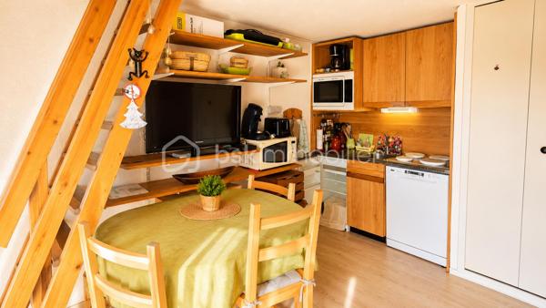 Situé au cœur de la station de Villard-de-Lans,  avenue des Bains, découvrez ce superbe appartement duplex de montagne offrant une vue dégagée exceptionnelle sur les pistes et les montagnes, dans un environnement calme et recherché.

✨ Dès l’entrée, vous serez séduits par son ambiance chaleureuse type chalet, sa luminosité naturelle et son emplacement privilégié à deux pas des pistes de luges, des espaces de loisirs, des terrains de tennis et des départs de promenade.

📐 Surface Loi Carrez : 26,24 m²
📐 Surface utile : 30,80 m²
🛏️ Coin nuit en mezzanine + espace couchages avec 1 lit superposé + 1 lit double 
🌄 Balcon avec vue panoramique sur les montagnes et les pistes
🎿 Casier à ski privatif
🧺 rangement supplémentaire
🚗 Stationnement facile dans une résidence calme et bien entretenue


❤️ Les points forts :
Vue carte postale sur les reliefs du Vercors
Appartement lumineux et cosy
Double vitrage récent et volets roulants 
Chauffage électrique à inertie récent (2024)
Résidence calme idéale résidence secondaire ou investissement locatif 
Accès rapide au centre du village et aux activités été/hiver
Cadre nature exceptionnel

🌞 Été comme hiver, profitez d’un emplacement idéal :

pistes de ski et luges à proximité immédiate,
départs randonnées et VTT,
tennis et activités familiales,
ambiance montagne authentique.

📊 DPE : D Trés bonne note pour la montagne 
💰 Estimation des coûts énergétiques : entre 650 € et 940 € / an
💰 Charge trimestriel : 250 € de immeuble entretien elec chauffage copro ...
💰 Taxe foncière : 708 €

✅ Aucun amiante détecté dans le logement.

🏡 Un bien parfait pour :

résidence secondaire à la montagne,
investissement locatif saisonnier,
pied-à-terre cosy dans le Vercors.

📞 À visiter rapidement — rare sur le secteur avec cette vue et ce calme.