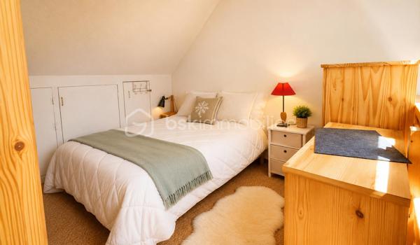 Situé au cœur de la station de Villard-de-Lans,  avenue des Bains, découvrez ce superbe appartement duplex de montagne offrant une vue dégagée exceptionnelle sur les pistes et les montagnes, dans un environnement calme et recherché.

✨ Dès l’entrée, vous serez séduits par son ambiance chaleureuse type chalet, sa luminosité naturelle et son emplacement privilégié à deux pas des pistes de luges, des espaces de loisirs, des terrains de tennis et des départs de promenade.

📐 Surface Loi Carrez : 26,24 m²
📐 Surface utile : 30,80 m²
🛏️ Coin nuit en mezzanine + espace couchages avec 1 lit superposé + 1 lit double 
🌄 Balcon avec vue panoramique sur les montagnes et les pistes
🎿 Casier à ski privatif
🧺 rangement supplémentaire
🚗 Stationnement facile dans une résidence calme et bien entretenue


❤️ Les points forts :
Vue carte postale sur les reliefs du Vercors
Appartement lumineux et cosy
Double vitrage récent et volets roulants 
Chauffage électrique à inertie récent (2024)
Résidence calme idéale résidence secondaire ou investissement locatif 
Accès rapide au centre du village et aux activités été/hiver
Cadre nature exceptionnel

🌞 Été comme hiver, profitez d’un emplacement idéal :

pistes de ski et luges à proximité immédiate,
départs randonnées et VTT,
tennis et activités familiales,
ambiance montagne authentique.

📊 DPE : D Trés bonne note pour la montagne 
💰 Estimation des coûts énergétiques : entre 650 € et 940 € / an
💰 Charge trimestriel : 250 € de immeuble entretien elec chauffage copro ...
💰 Taxe foncière : 708 €

✅ Aucun amiante détecté dans le logement.

🏡 Un bien parfait pour :

résidence secondaire à la montagne,
investissement locatif saisonnier,
pied-à-terre cosy dans le Vercors.

📞 À visiter rapidement — rare sur le secteur avec cette vue et ce calme.