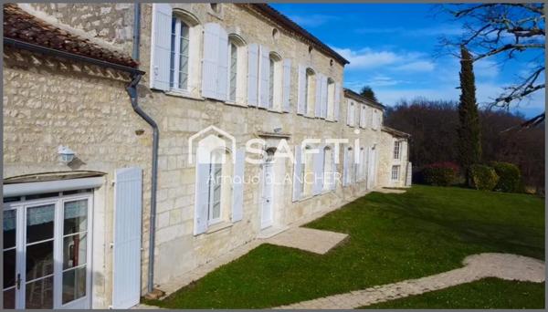 Magnifique Longère Charentaise en pierre, 6 chambres, 5 sdb, piscine, jardin d'hiver, garage, jardin.