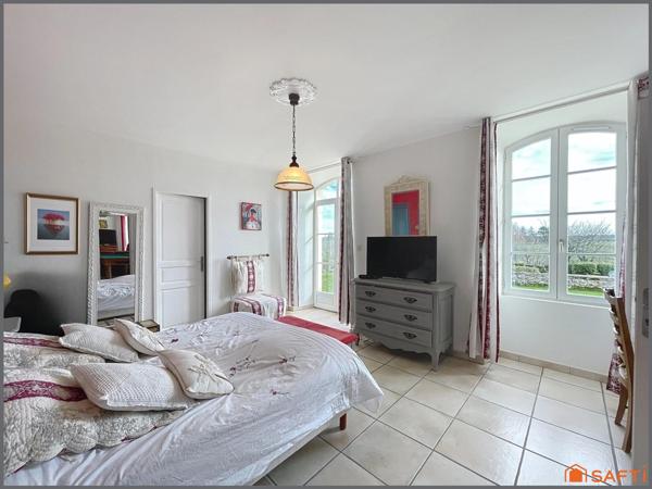 Magnifique Longère Charentaise en pierre, 6 chambres, 5 sdb, piscine, jardin d'hiver, garage, jardin.