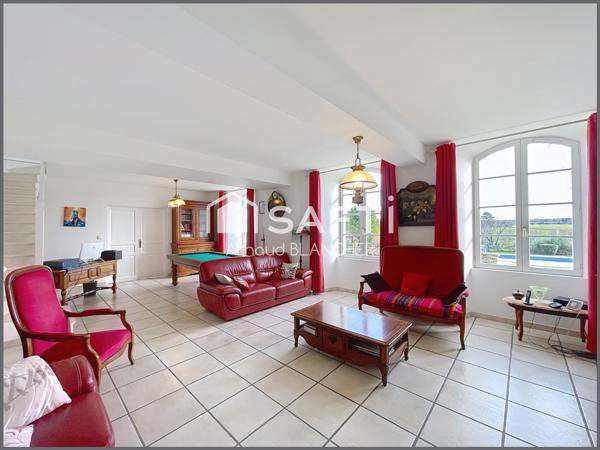 Magnifique Longère Charentaise en pierre, 6 chambres, 5 sdb, piscine, jardin d'hiver, garage, jardin.
