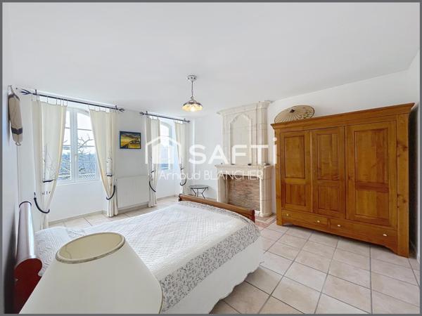 Magnifique Longère Charentaise en pierre, 6 chambres, 5 sdb, piscine, jardin d'hiver, garage, jardin.