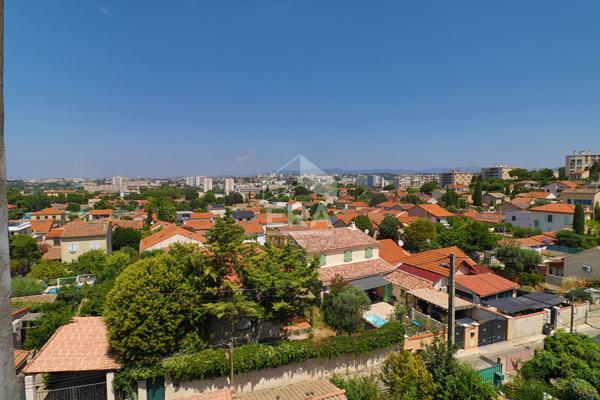 APPARTEMENT T2 - DERNIER ÉTAGE - TRAVERSANT - LUMINEUX - VUE DÉGAGÉE - TOIT-TERRASSE - AUCUNES CHARGES - FAIBLE TAXE FONCIÈRE - FORT POTENTIEL