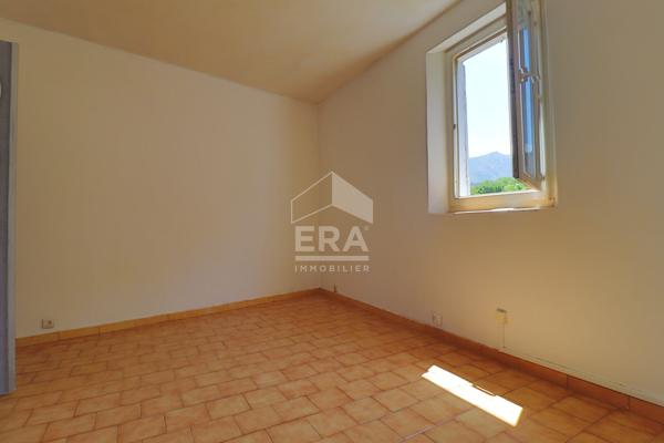 APPARTEMENT T2 - DERNIER ÉTAGE - TRAVERSANT - LUMINEUX - VUE DÉGAGÉE - TOIT-TERRASSE - AUCUNES CHARGES - FAIBLE TAXE FONCIÈRE - FORT POTENTIEL