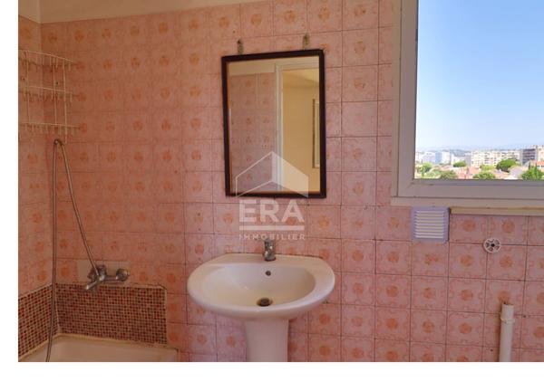 APPARTEMENT T2 - DERNIER ÉTAGE - TRAVERSANT - LUMINEUX - VUE DÉGAGÉE - TOIT-TERRASSE - AUCUNES CHARGES - FAIBLE TAXE FONCIÈRE - FORT POTENTIEL