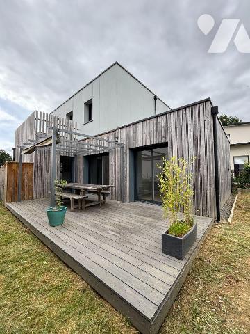 FOUGERES, A proximité de la voie verte et des commerces, Maison en ossature bois proposant 110 ...