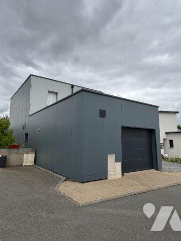 FOUGERES, A proximité de la voie verte et des commerces, Maison en ossature bois proposant 110 ...