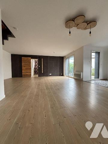 FOUGERES, A proximité de la voie verte et des commerces, Maison en ossature bois proposant 110 ...