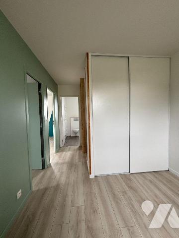 FOUGERES, A proximité de la voie verte et des commerces, Maison en ossature bois proposant 110 ...