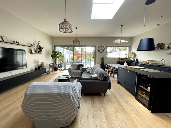 PESSAC- Stade Nautique - Maison Contemporaine 6 pièce(s) 146 m2 - 4ch - Piscine - Jardin - Garage