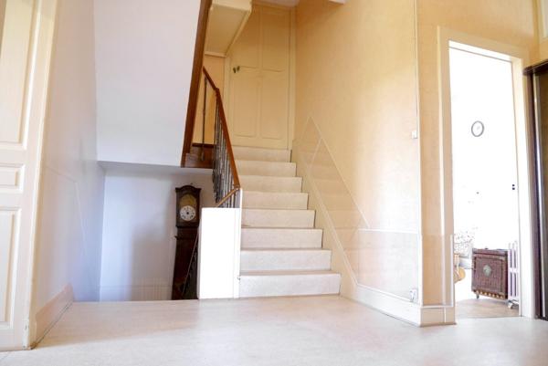 MAISON DE MAITRE AVEC DEPENDANCE, SUR 28,95 ARES DE TERRAIN