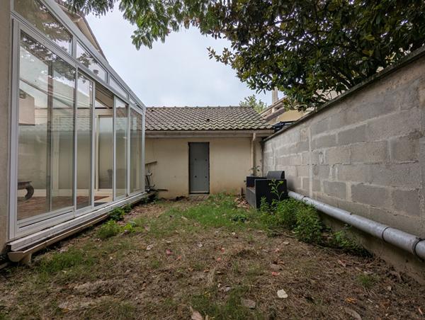 LOCAL COMMERCIAL CENTRE