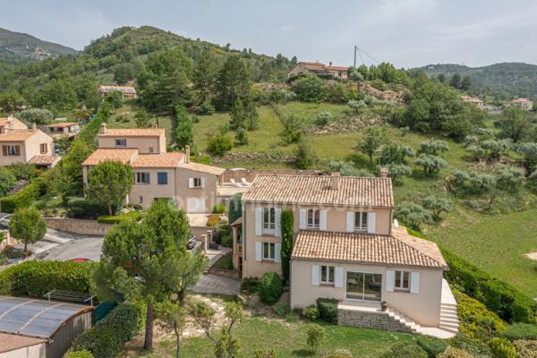 A VENDRE, Maison familiale de 178m² avec piscine, garages et vue splendide à Digne-les-Bains