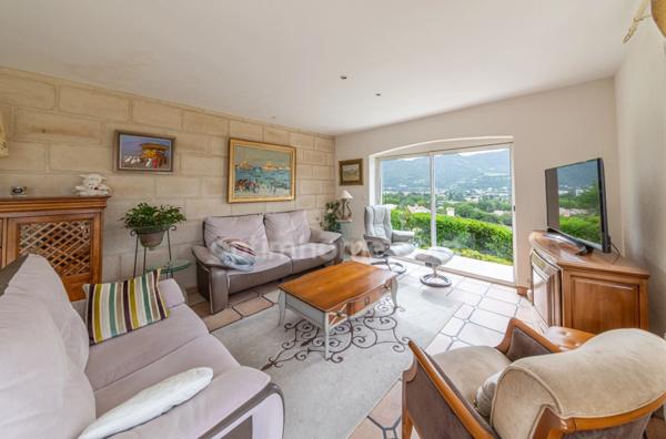 A VENDRE, Maison familiale de 178m² avec piscine, garages et vue splendide à Digne-les-Bains