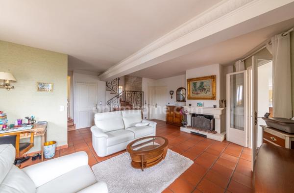 A VENDRE, Maison familiale de 178m² avec piscine, garages et vue splendide à Digne-les-Bains