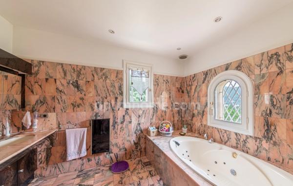 A VENDRE, Maison familiale de 178m² avec piscine, garages et vue splendide à Digne-les-Bains