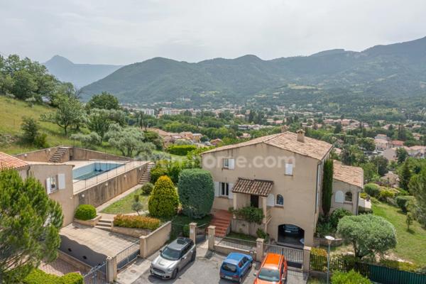 A VENDRE, Maison familiale de 178m² avec piscine, garages et vue splendide à Digne-les-Bains