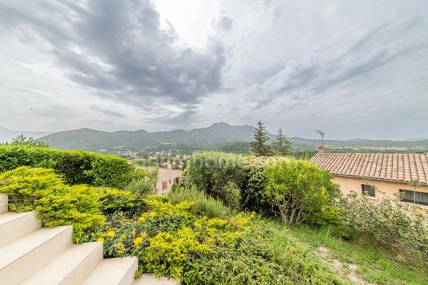 A VENDRE, Maison familiale de 178m² avec piscine, garages et vue splendide à Digne-les-Bains