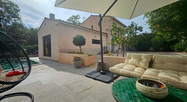 Maison T6 de 115m² sur parcelle de 480m², piscine, stationnement, au calme