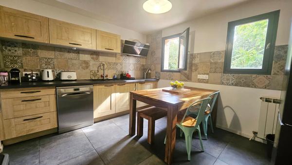 Maison T6 de 115m² sur parcelle de 480m², piscine, stationnement, au calme