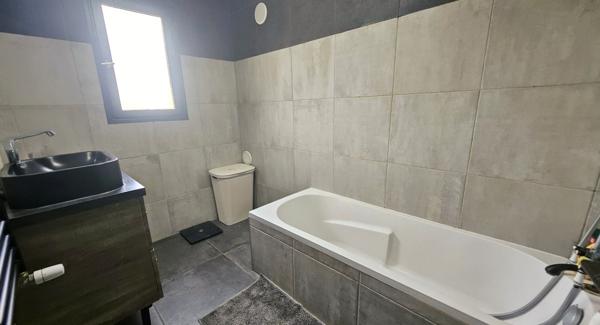 Maison T6 de 115m² sur parcelle de 480m², piscine, stationnement, au calme