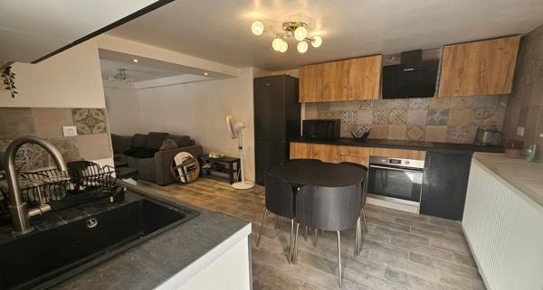 Maison T6 de 115m² sur parcelle de 480m², piscine, stationnement, au calme