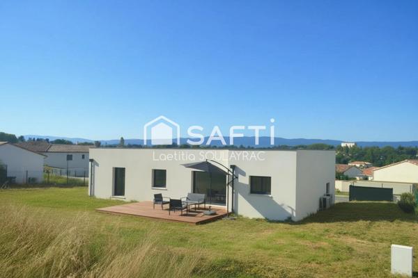 Très belle villa de 2023 avec 4 chambres, garage et jardin.