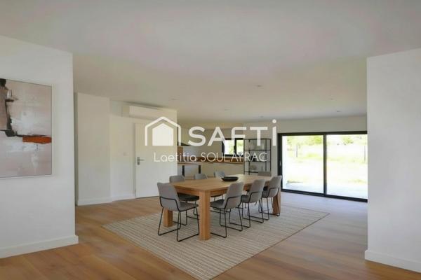 Très belle villa de 2023 avec 4 chambres, garage et jardin.