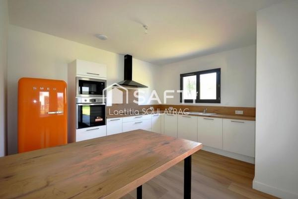 Très belle villa de 2023 avec 4 chambres, garage et jardin.