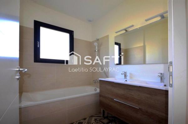 Très belle villa de 2023 avec 4 chambres, garage et jardin.