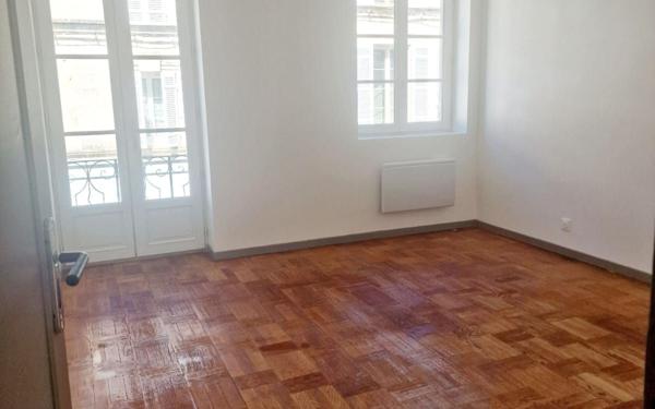 Immeuble à vendre    23 pièces •  Saint-Jean-d'Angély