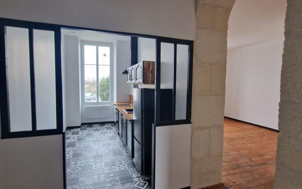 Immeuble à vendre    23 pièces •  Saint-Jean-d'Angély