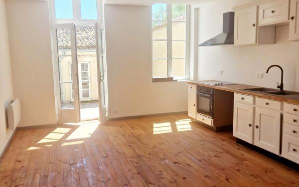 Immeuble à vendre    23 pièces •  Saint-Jean-d'Angély