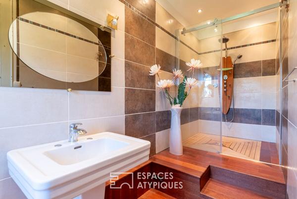 Villa Belle Epoque, dépendances et parc paysager en coeur de village