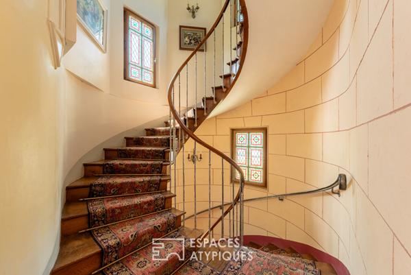 Villa Belle Epoque, dépendances et parc paysager en coeur de village