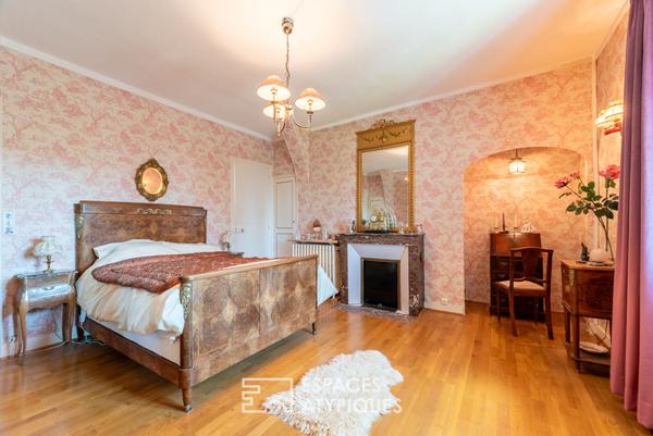 Villa Belle Epoque, dépendances et parc paysager en coeur de village