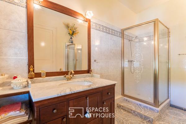 Villa Belle Epoque, dépendances et parc paysager en coeur de village