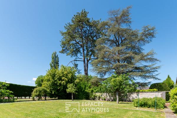 Villa Belle Epoque, dépendances et parc paysager en coeur de village