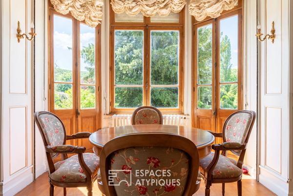 Villa Belle Epoque, dépendances et parc paysager en coeur de village