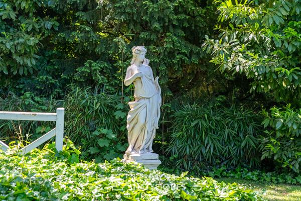 Villa Belle Epoque, dépendances et parc paysager en coeur de village