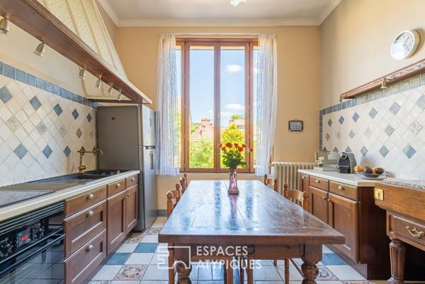 Villa Belle Epoque, dépendances et parc paysager en coeur de village