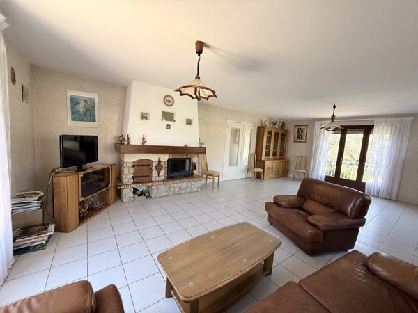 Juvignac, villa avec terrasse sur grande parcelle