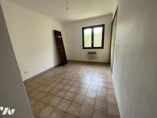 Villa avec piscine et grand terrain arboré