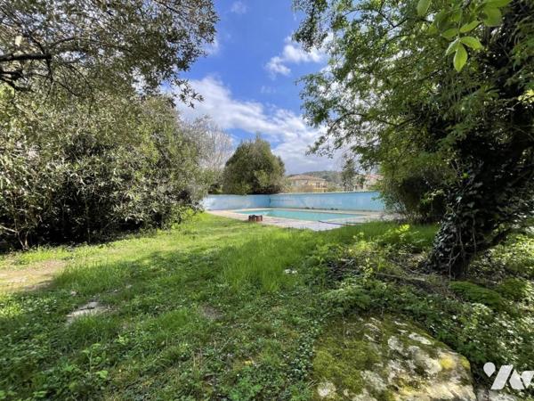 Villa avec piscine et grand terrain arboré